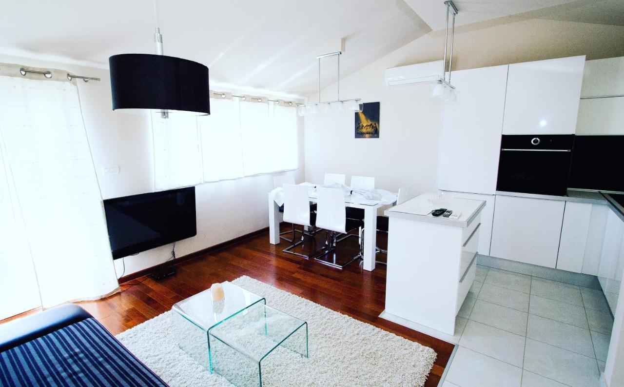 אומיס Deluxe Suites Mandic מראה חיצוני תמונה