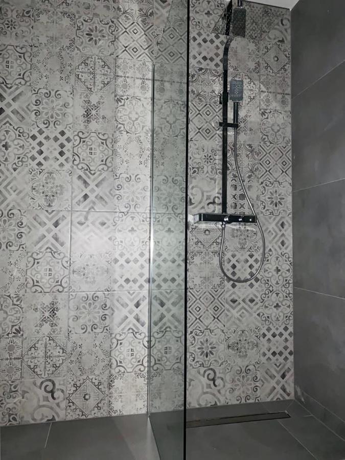 אומיס Deluxe Suites Mandic מראה חיצוני תמונה