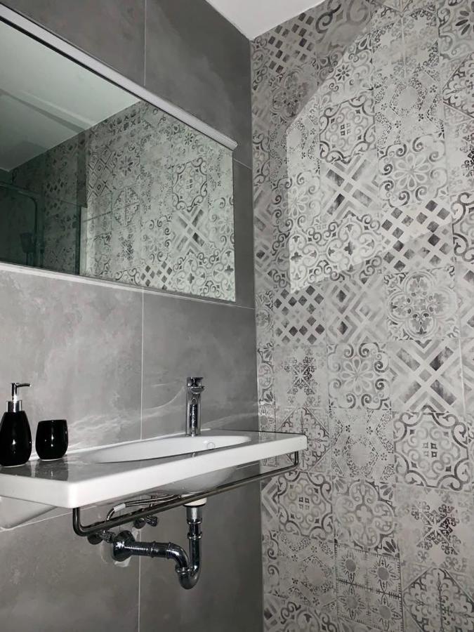 אומיס Deluxe Suites Mandic מראה חיצוני תמונה