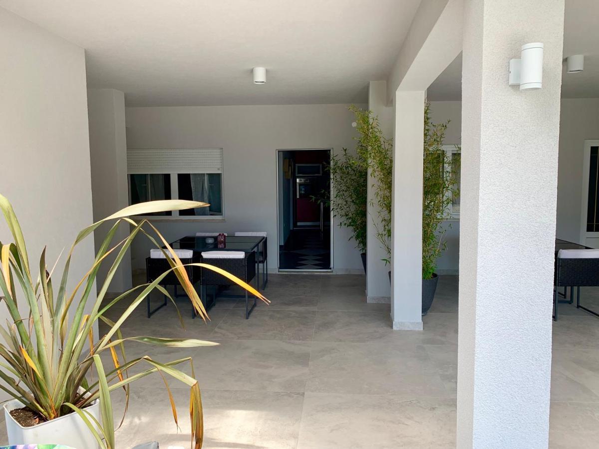 אומיס Deluxe Suites Mandic מראה חיצוני תמונה