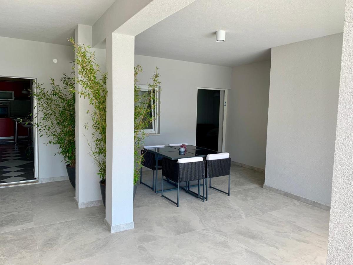 אומיס Deluxe Suites Mandic מראה חיצוני תמונה