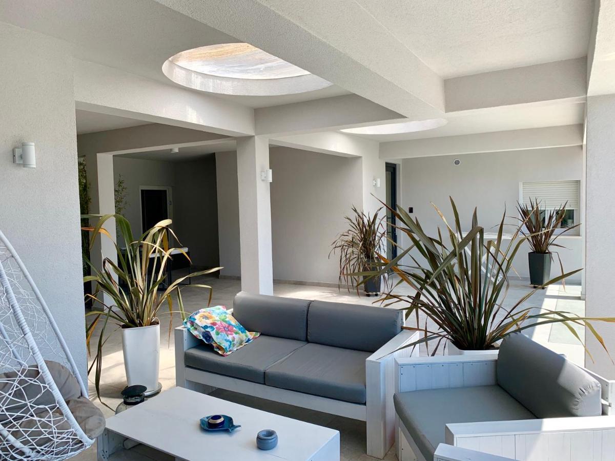 אומיס Deluxe Suites Mandic מראה חיצוני תמונה