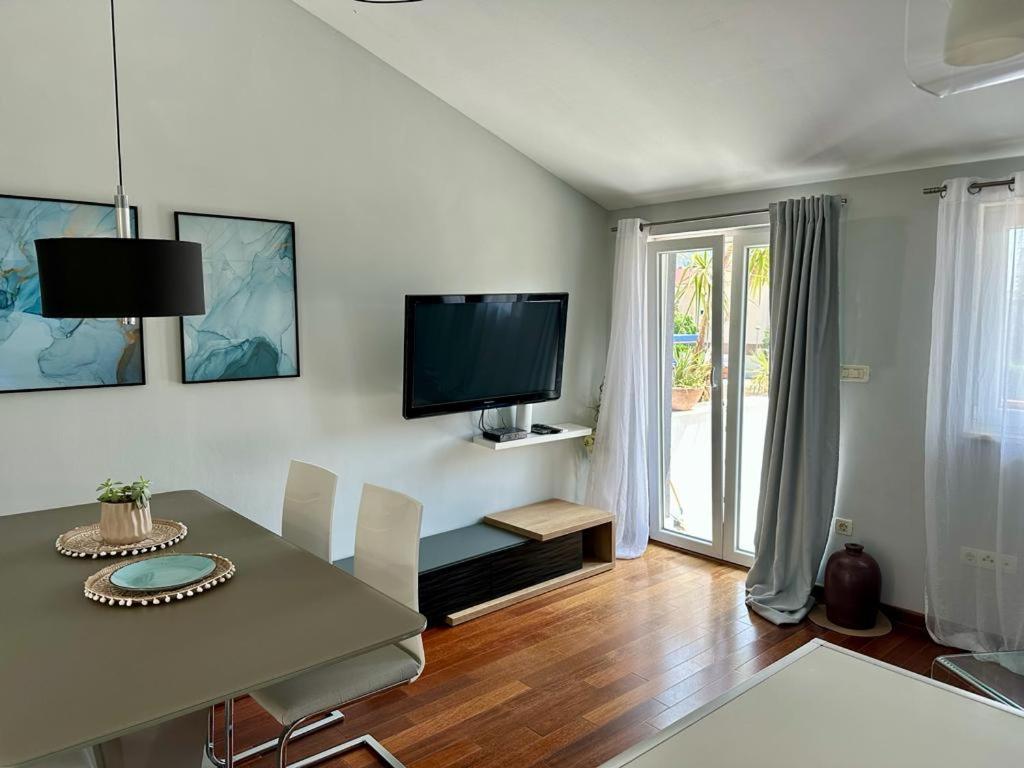 אומיס Deluxe Suites Mandic מראה חיצוני תמונה