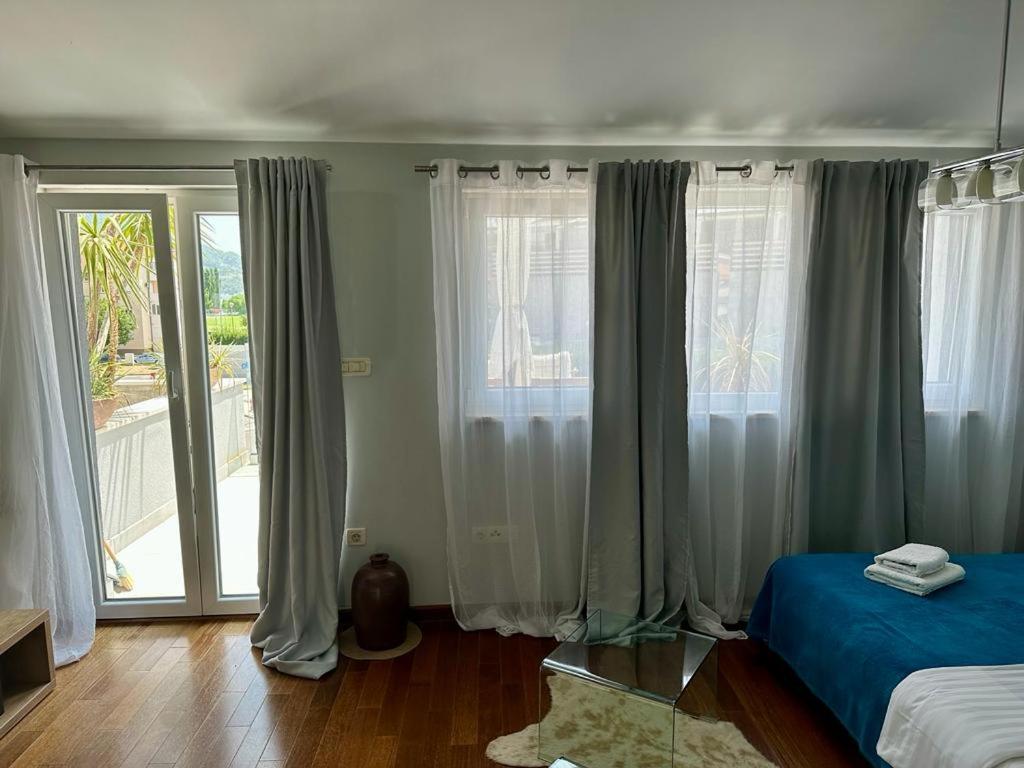 אומיס Deluxe Suites Mandic מראה חיצוני תמונה